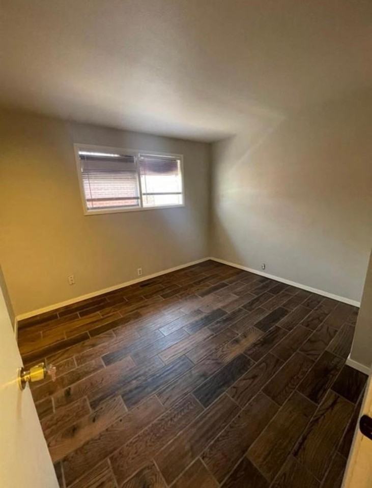 2315 48th St - Photo 3 of 5