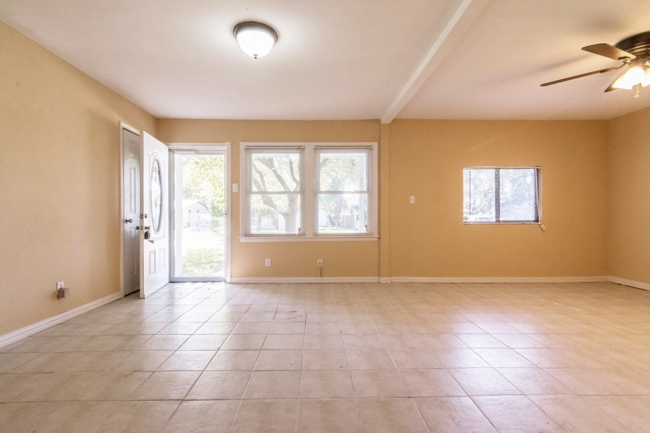 2515 Greenhurst Dr - Photo 4 of 21