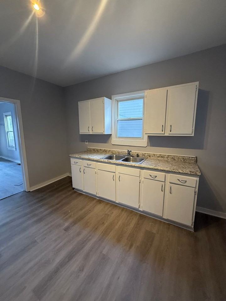 5712 Hosmer Ave - Photo 3 of 7