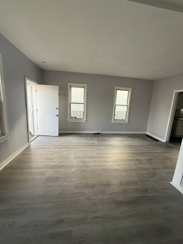 5712 Hosmer Ave - Photo 4 of 7