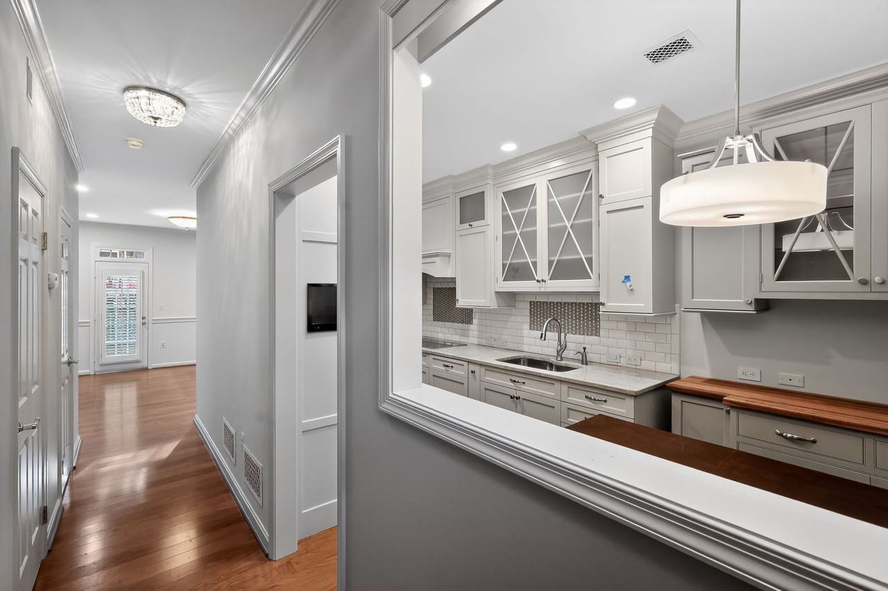 986 N Royal St - Photo 2 of 19