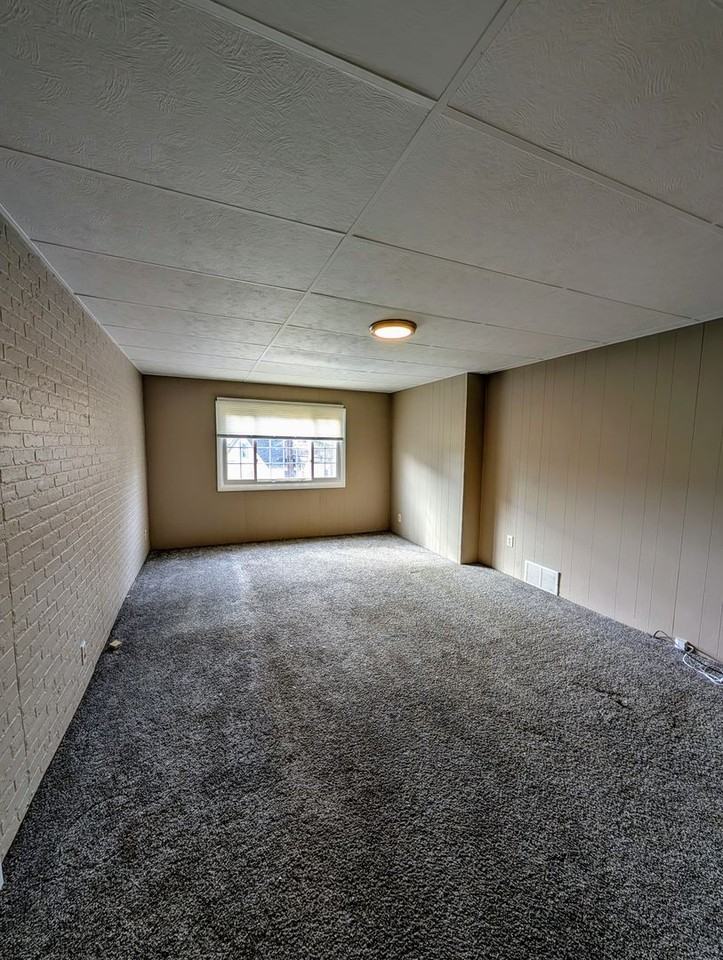 517 Center Ave - Photo 4 of 12