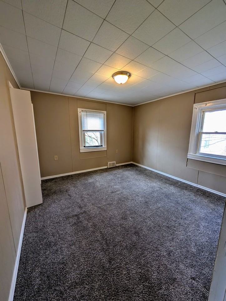 517 Center Ave - Photo 5 of 12