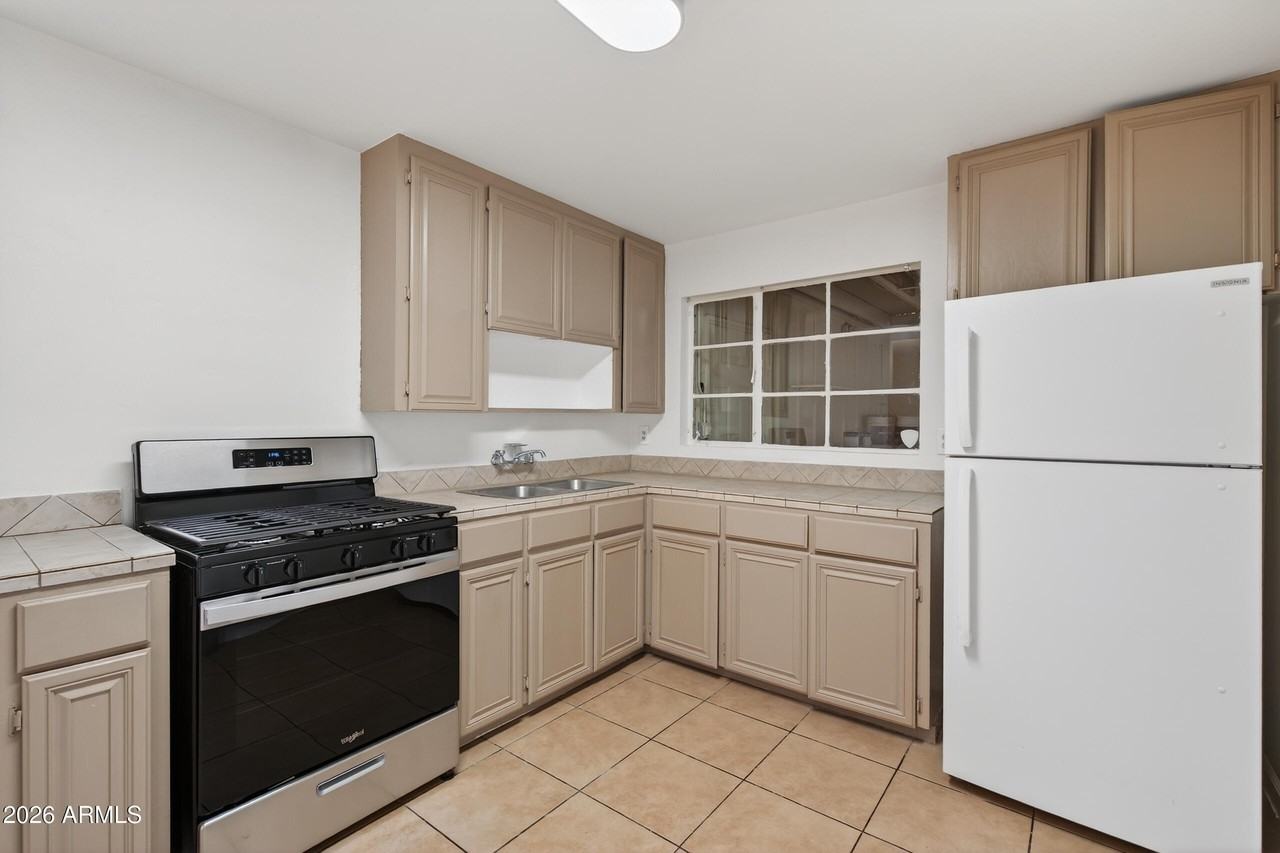 2217 W Rancho Dr - Photo 3 of 32