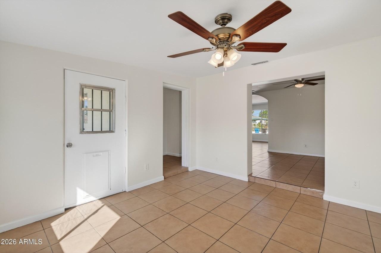 2217 W Rancho Dr - Photo 5 of 32