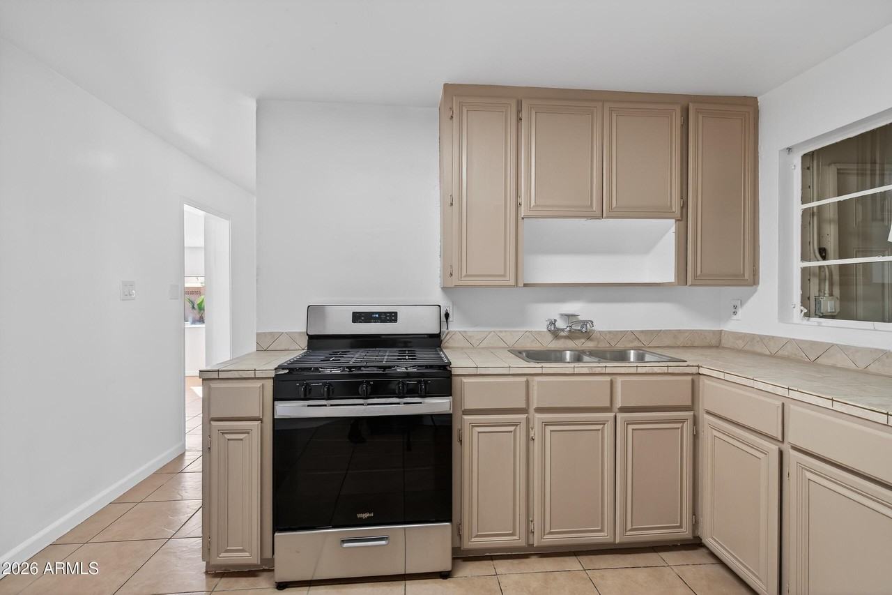 2217 W Rancho Dr - Photo 6 of 32