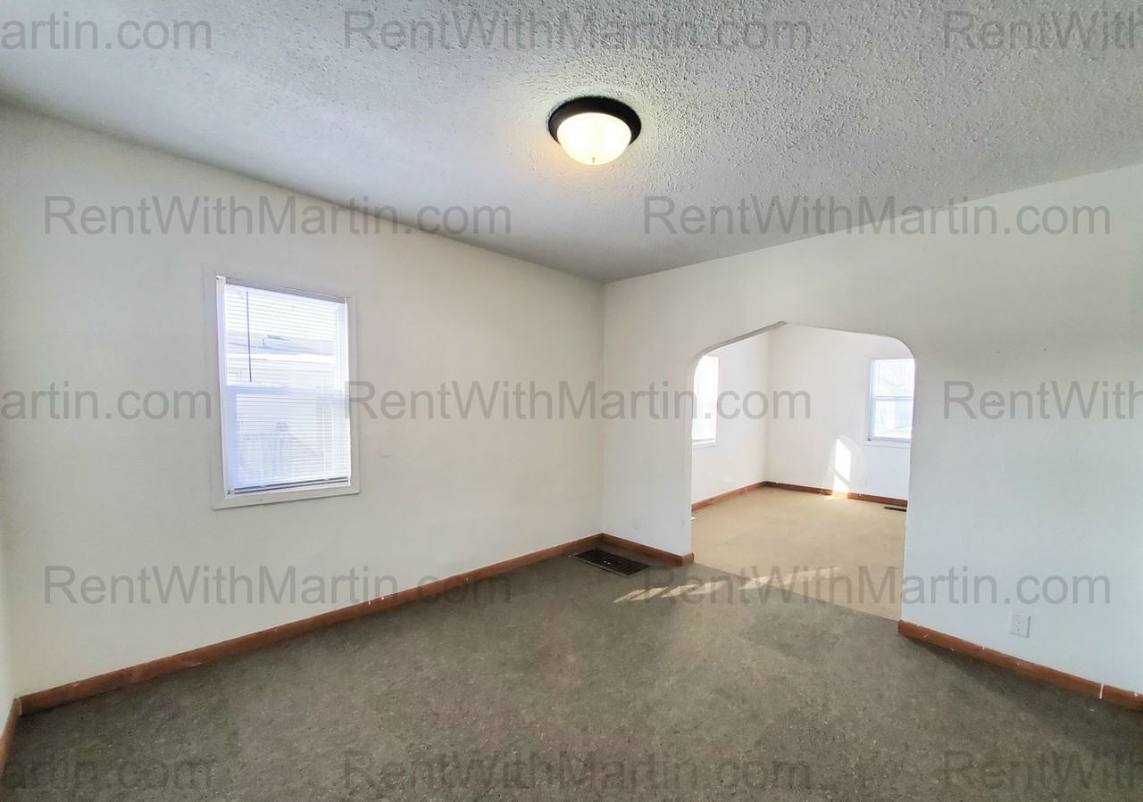 919 Oneida St - Photo 3 of 15