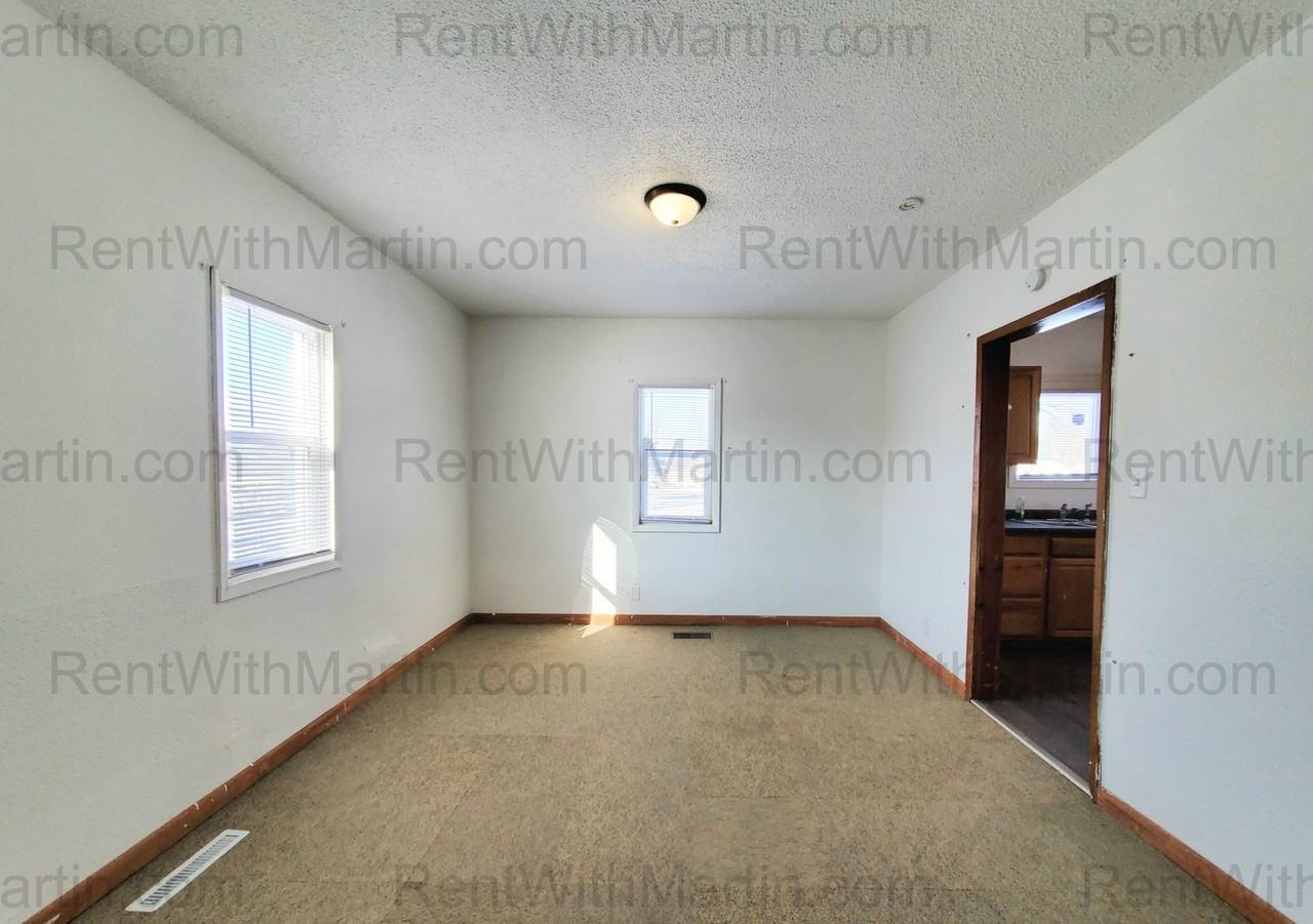 919 Oneida St - Photo 5 of 15