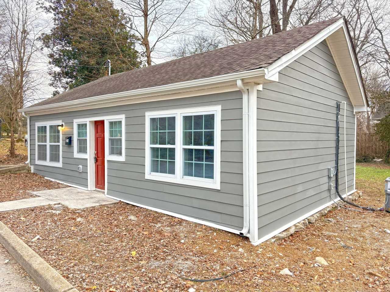 228 228 North Hume - Cottage - Photo 2 of 10