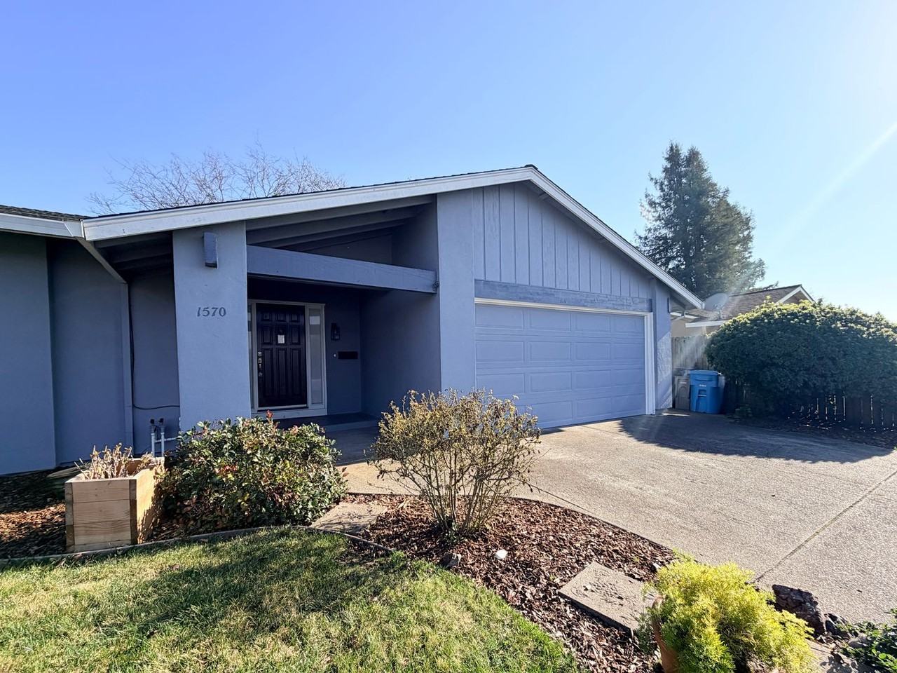 1570 Bungalow Ln - Photo 2 of 18