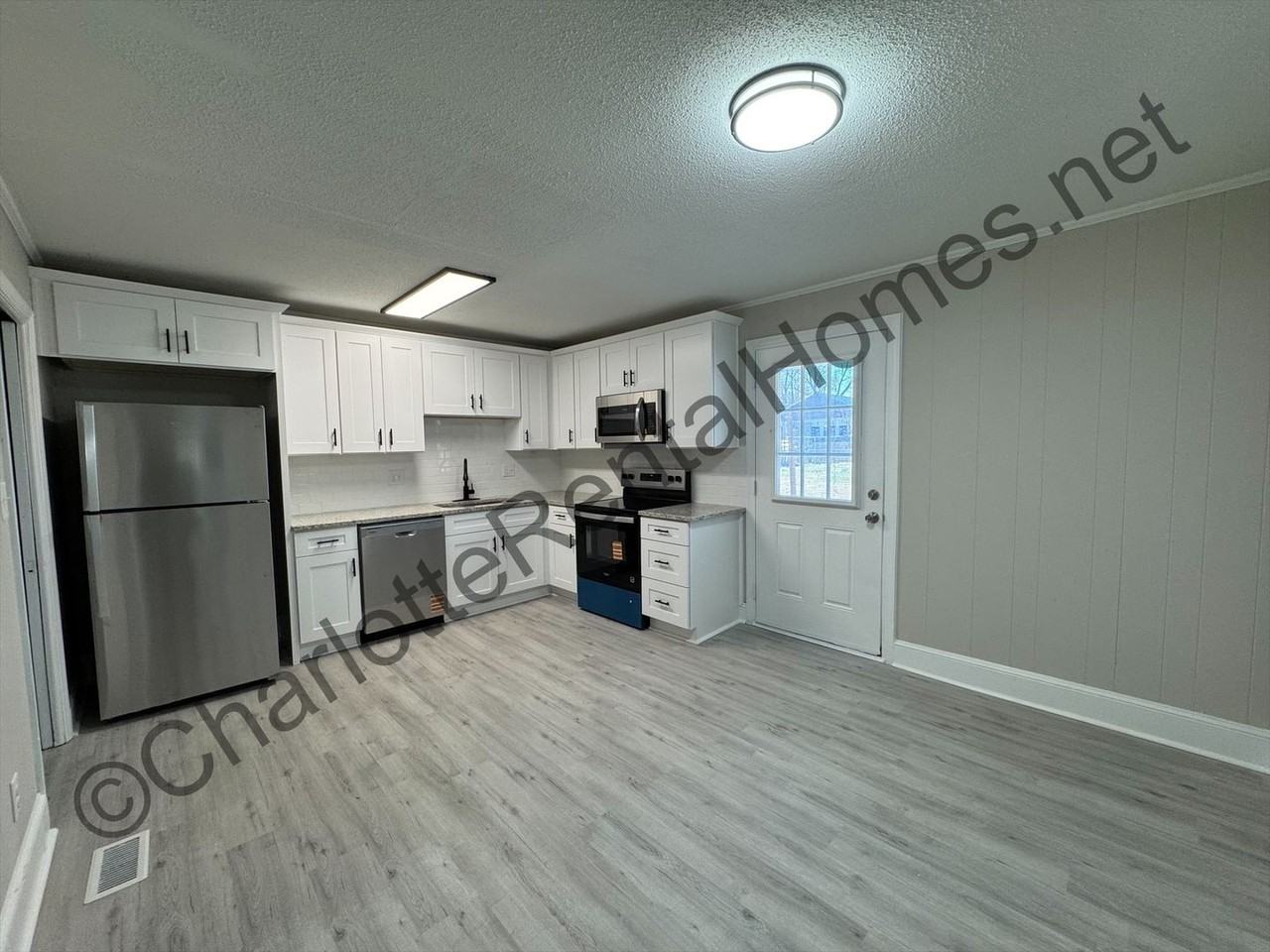 303 Turner St - Photo 4 of 12