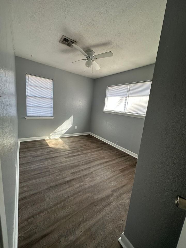 4610 Sheryl St - Photo 5 of 10