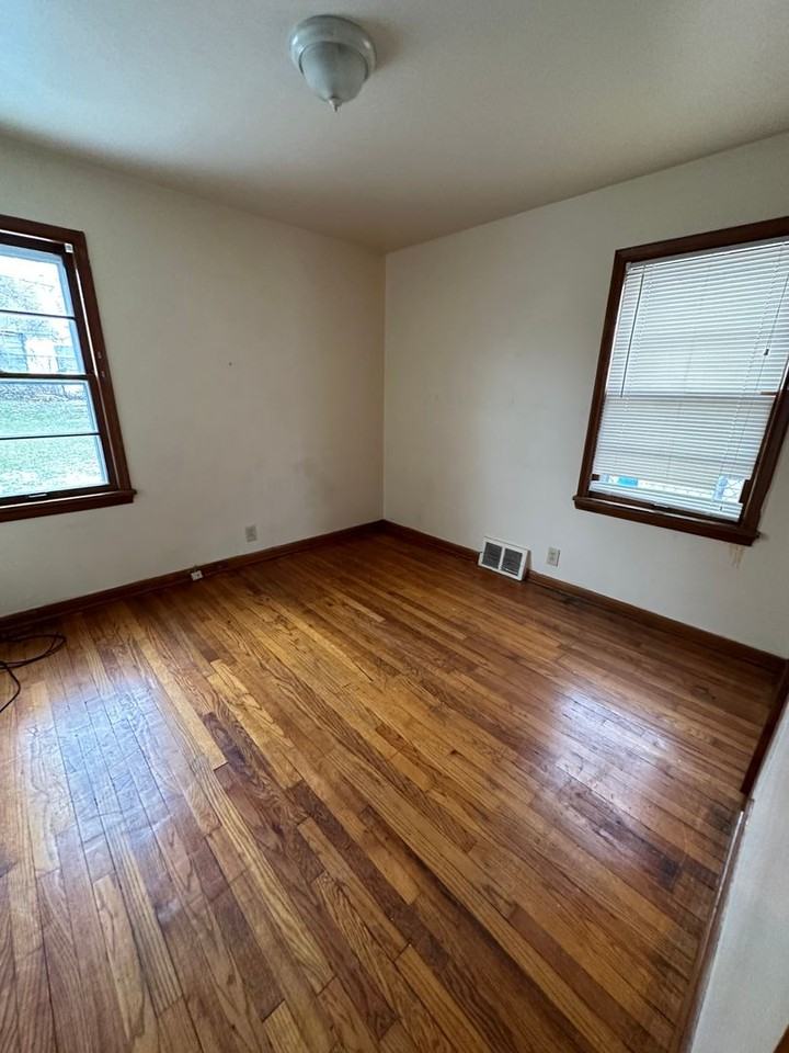 11017 Prince Ave - Photo 2 of 8