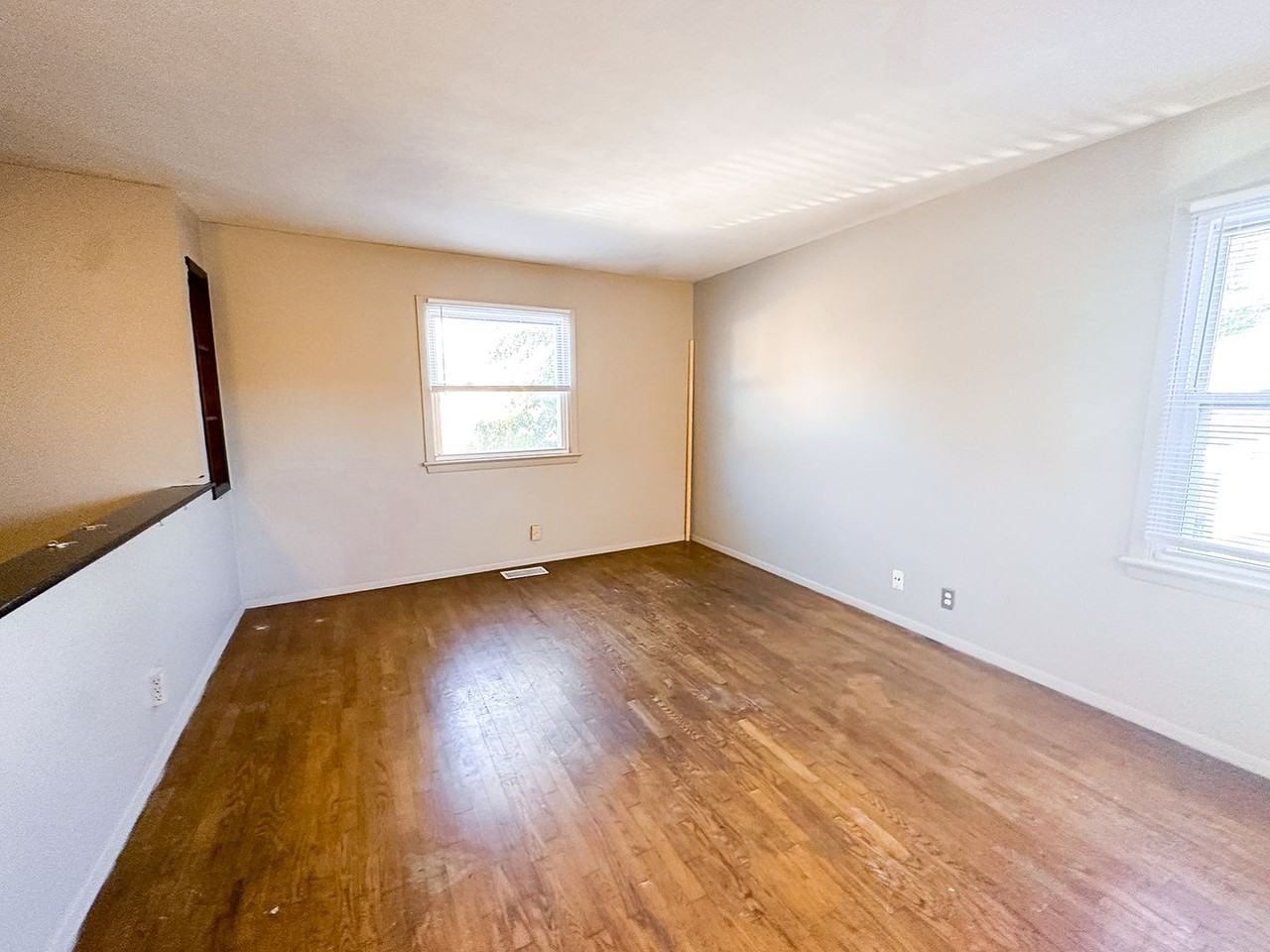 8415 E 34th St - Photo 5 of 36