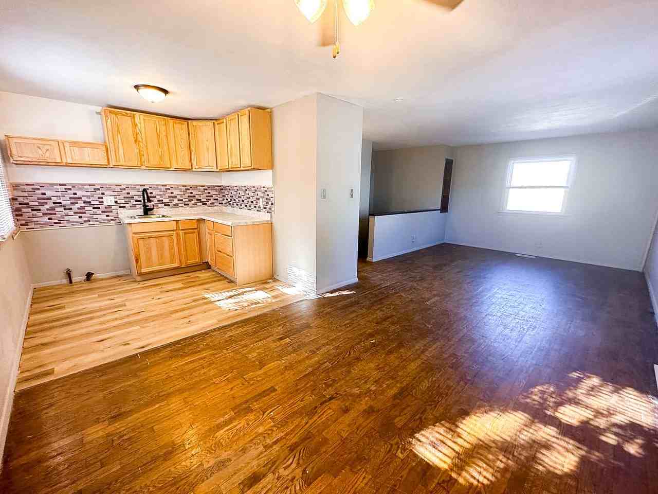 8415 E 34th St - Photo 6 of 36