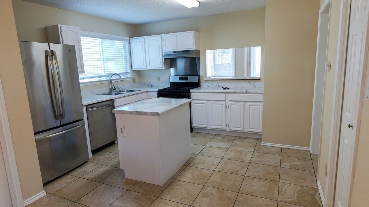 6223 Avery Island Ave - Photo 6 of 40