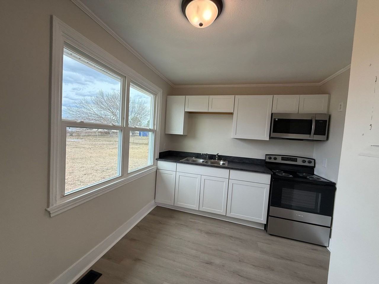 313 Starling St - Photo 2 of 7