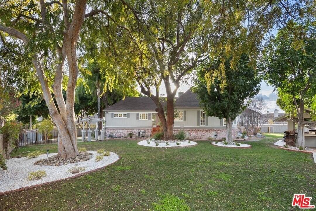 915 Edie Dr - Photo 3 of 34