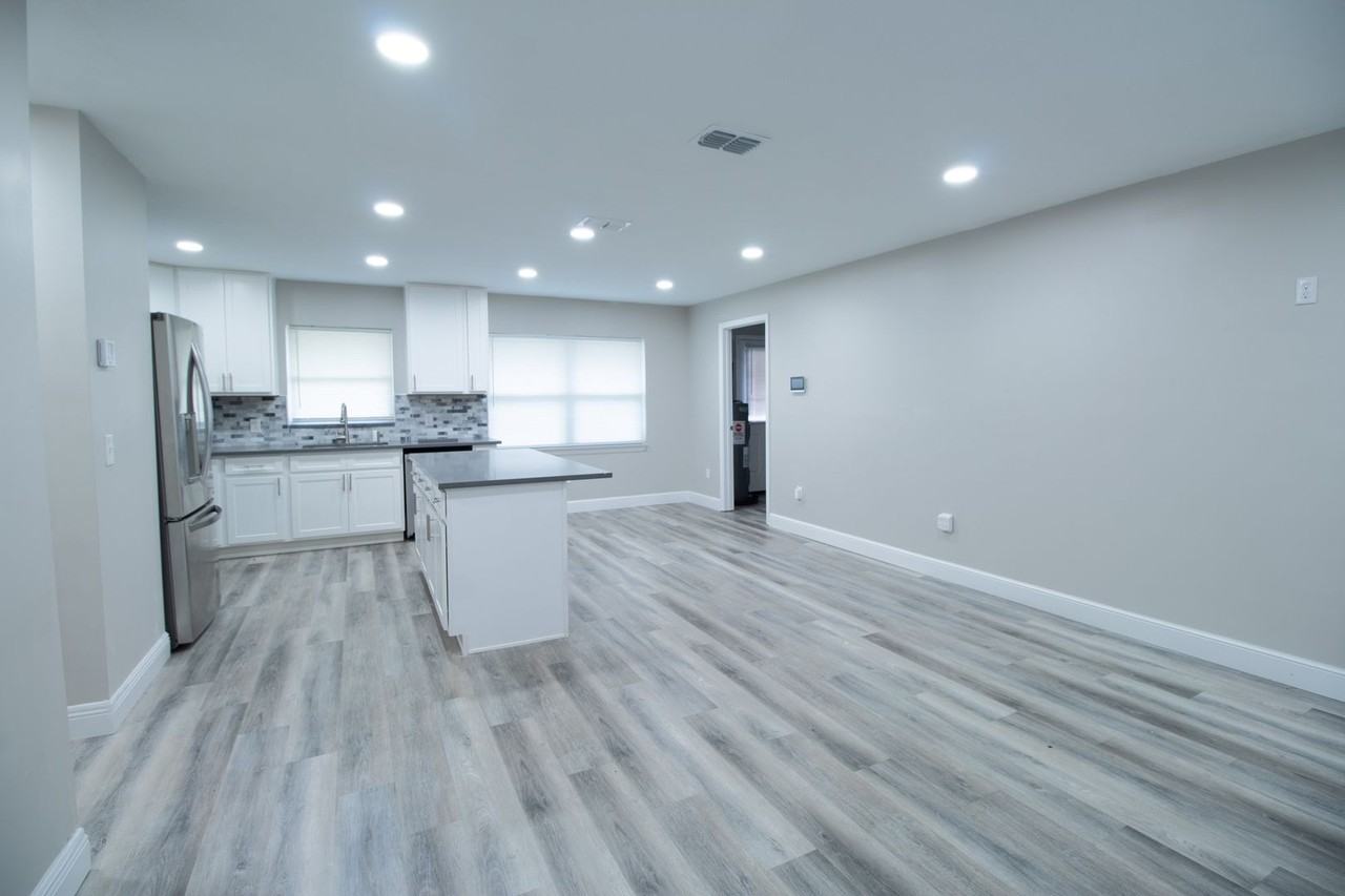 3170 Roland Dr - Photo 3 of 40