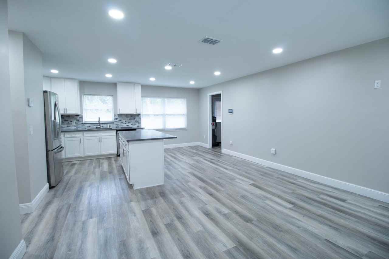 3170 Roland Dr - Photo 4 of 40