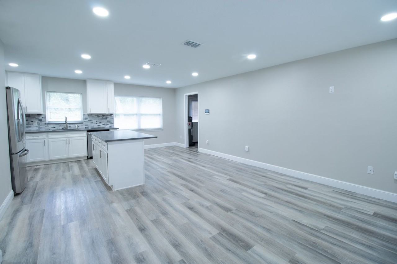 3170 Roland Dr - Photo 5 of 40