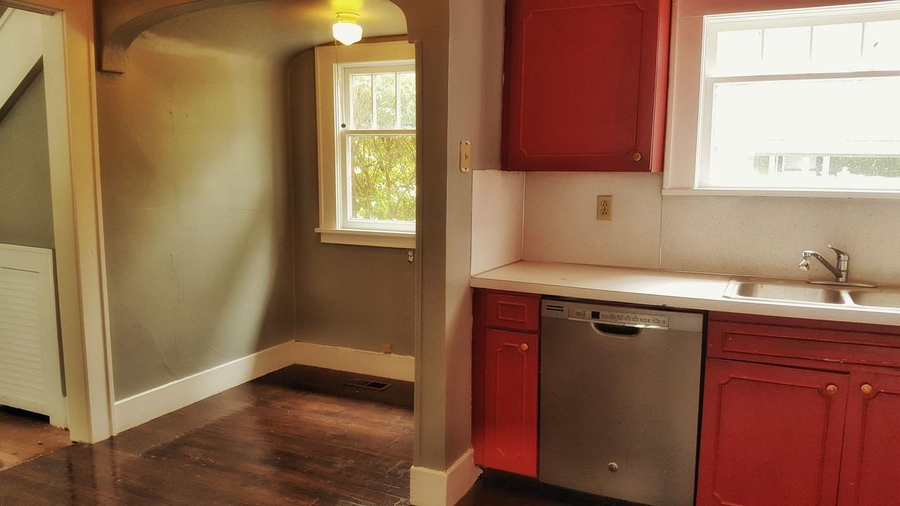 517 W Broadway Ave - Photo 2 of 11