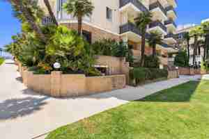 featured image of 1377 S Beverly Glen Blvd