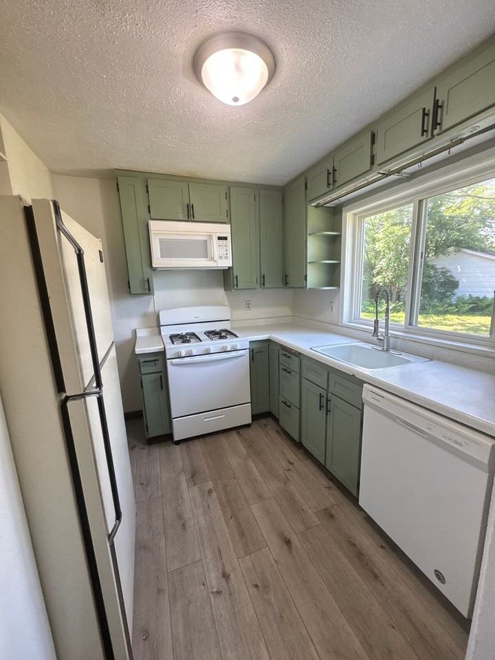 1427 Bixby Ave Ne - Photo 7 of 8