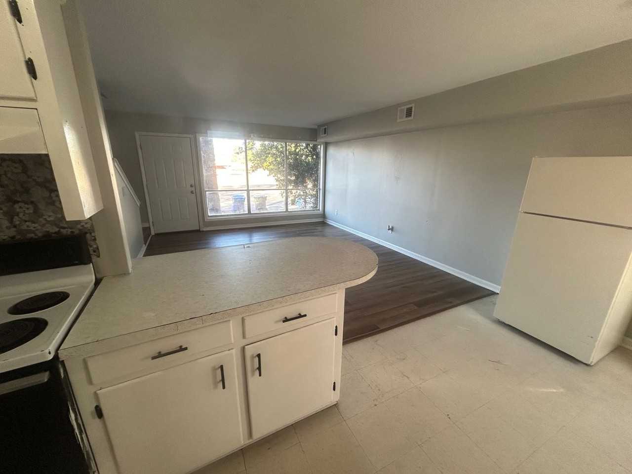 1017 Leaphart St Apt A - Photo 5 of 22