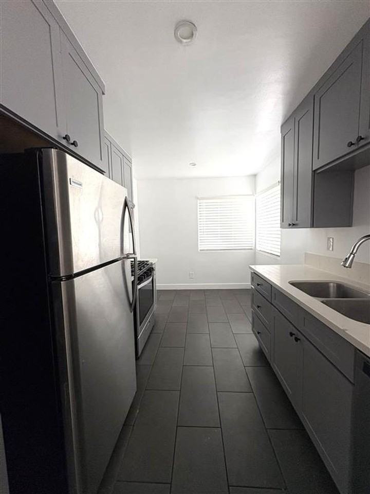 445 Rose Ave - Photo 3 of 21