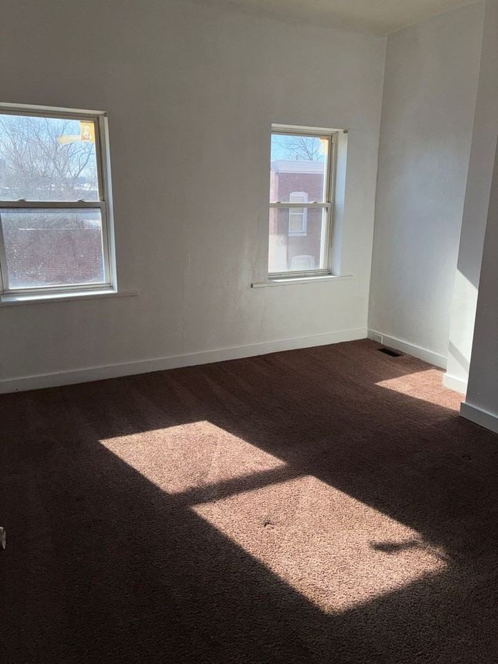 1756 Carswell St - Photo 3 of 8