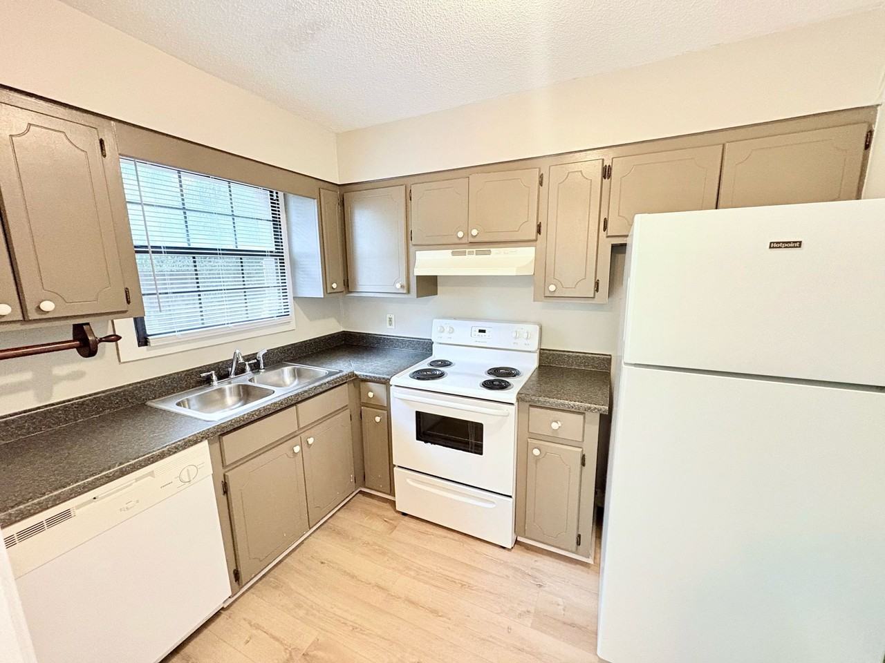 1108 Tiger Blvd #127 - Photo 4 of 13