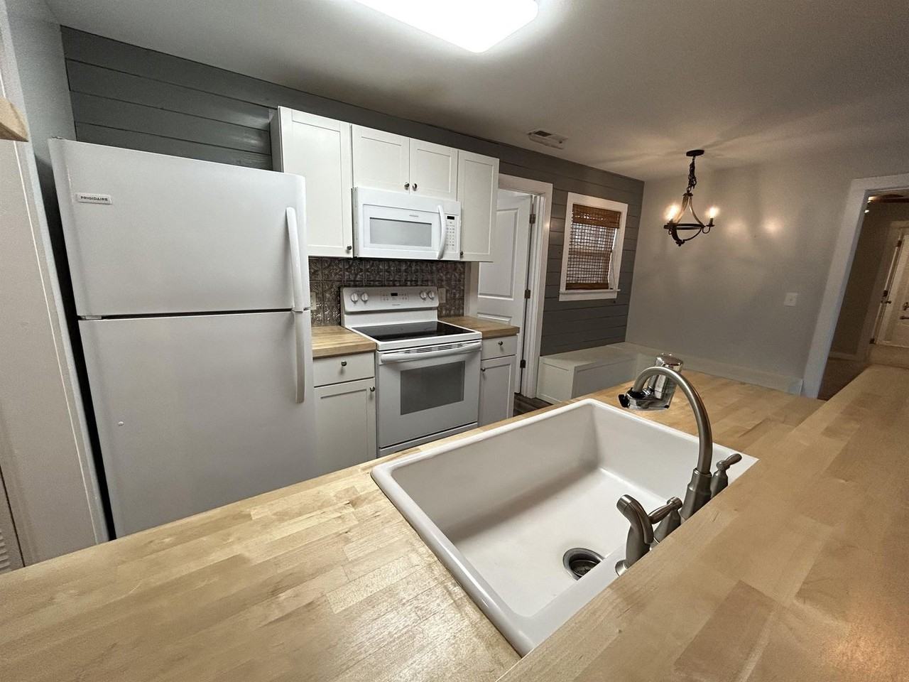 121 Walker St - Photo 2 of 15