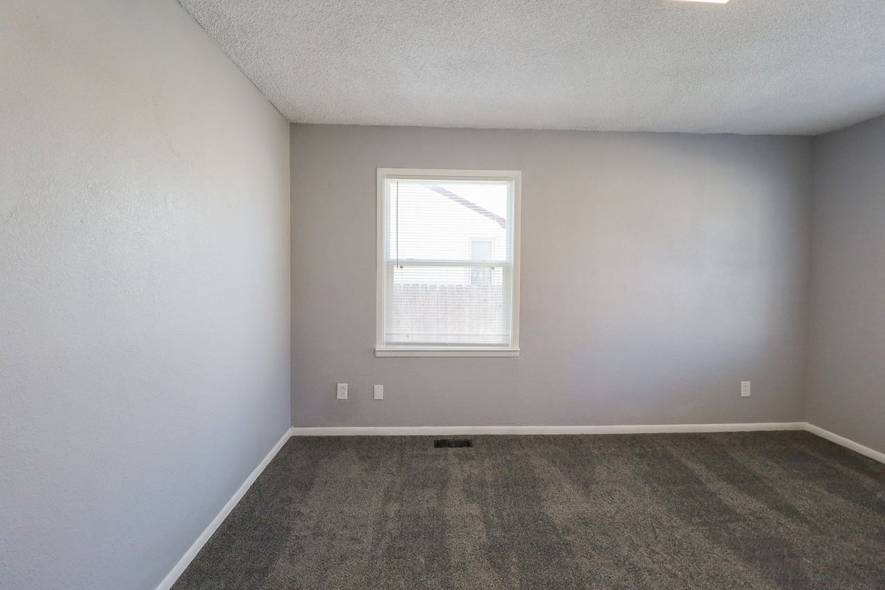 5330 W 2nd St - Photo 5 of 25