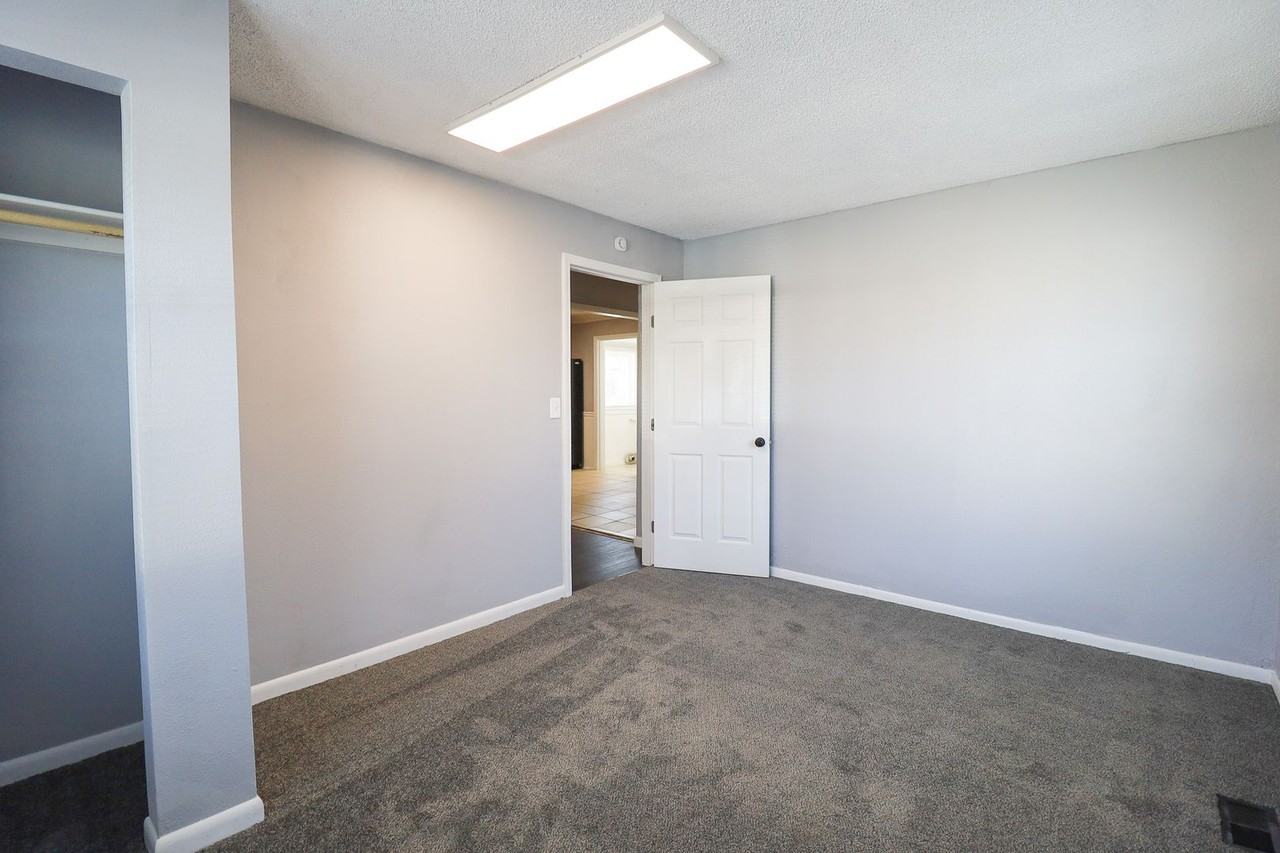 5330 W 2nd St - Photo 7 of 25