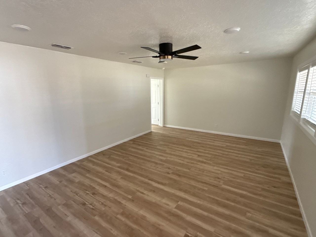 303 W 16th St - Photo 2 of 10