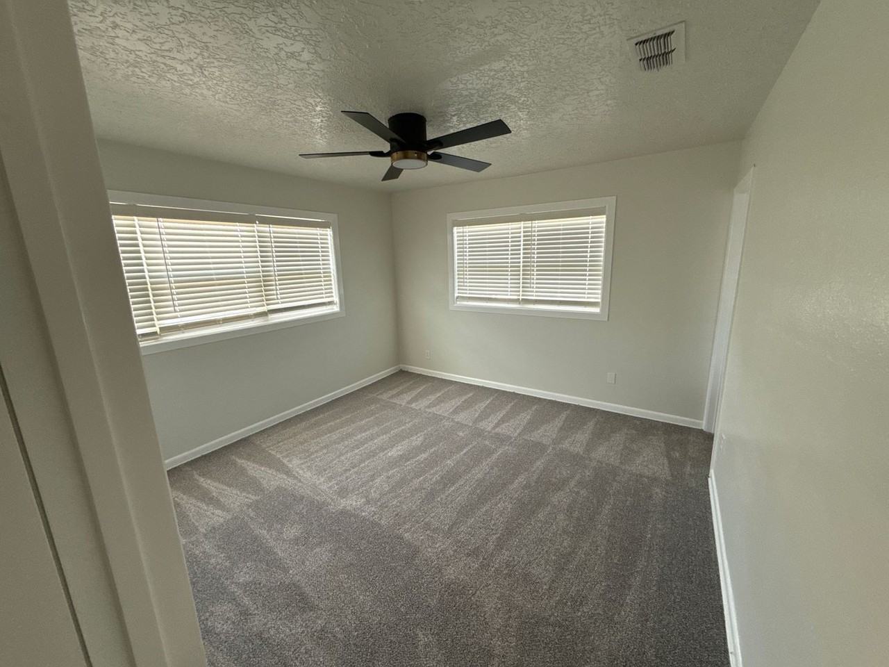 303 W 16th St - Photo 3 of 10