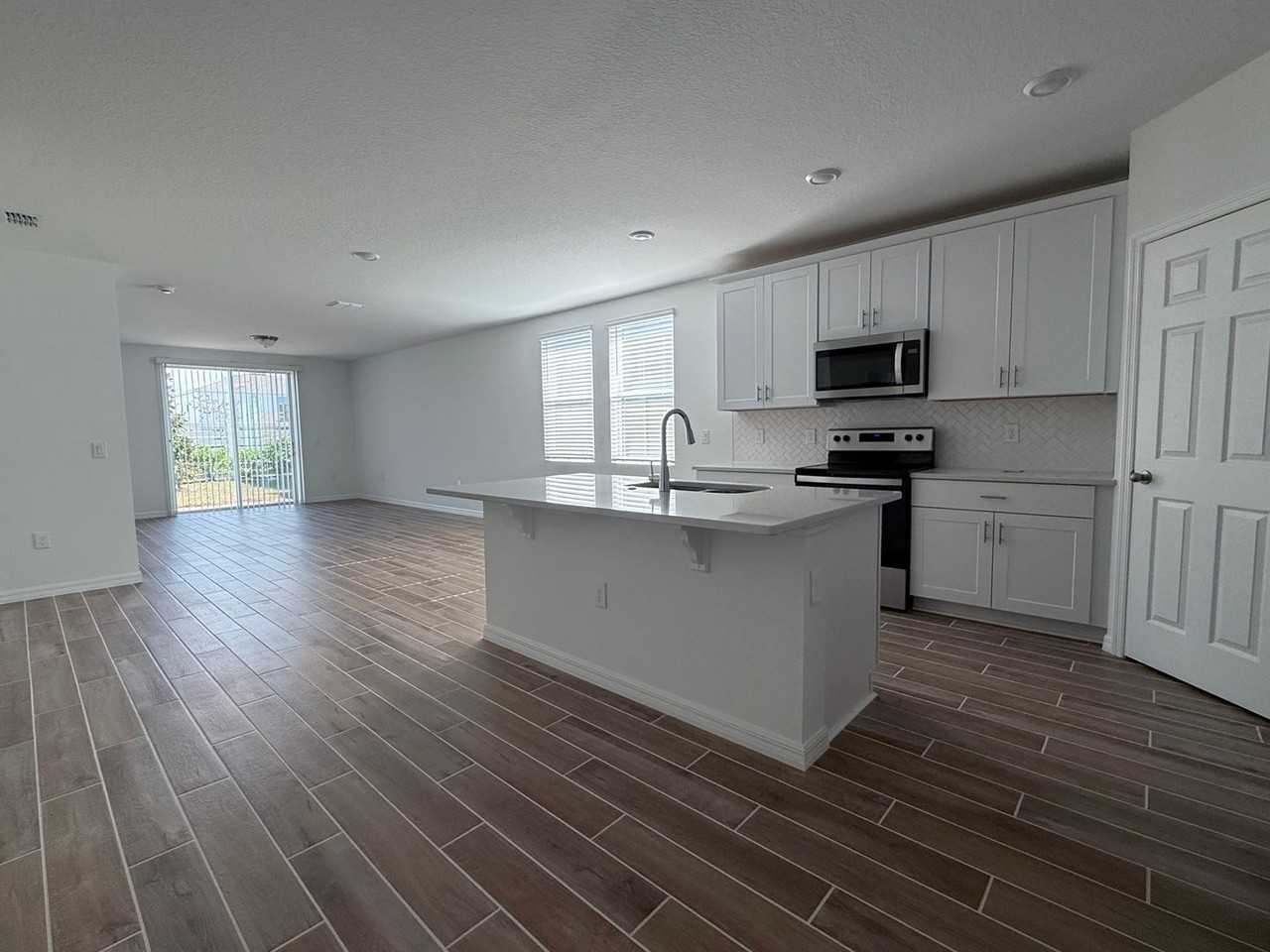 736 Griffon Ave - Photo 6 of 26