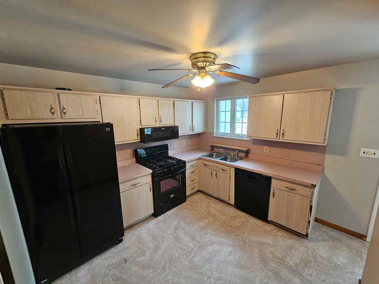 1317 Garfield Dr - Photo 4 of 11