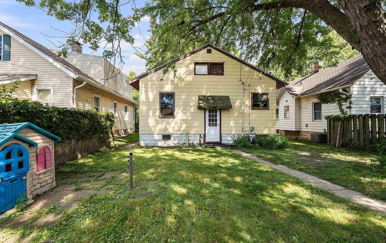 1706 29th St - Photo 3 of 6