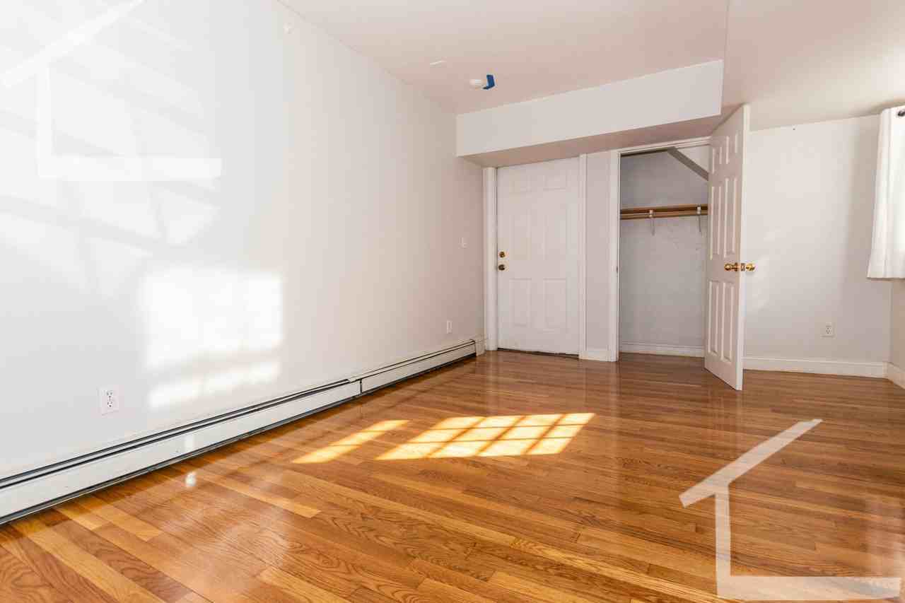 1136 Commonwealth Ave - Photo 7 of 11