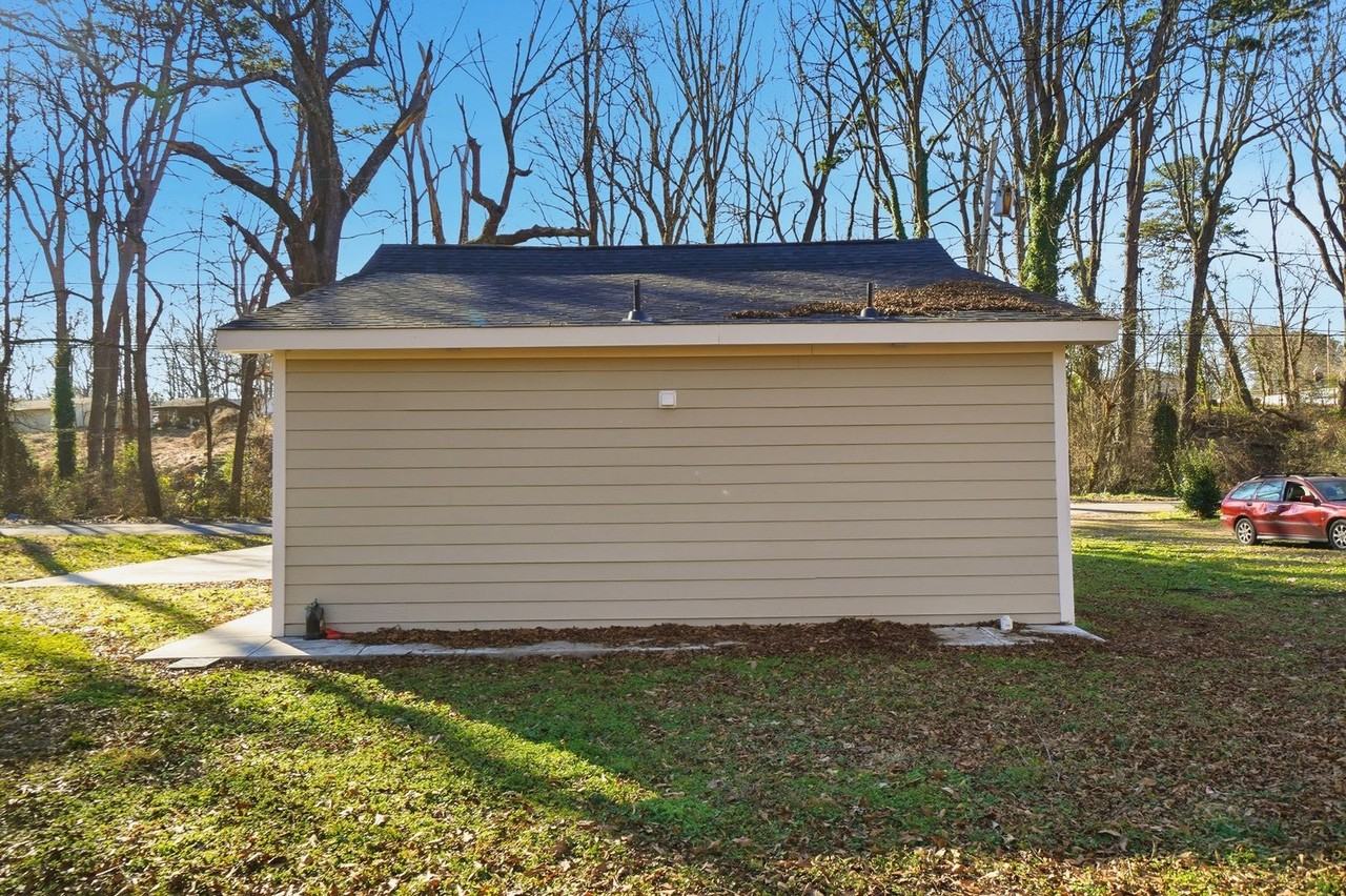 930 Bond Ave - Photo 2 of 25