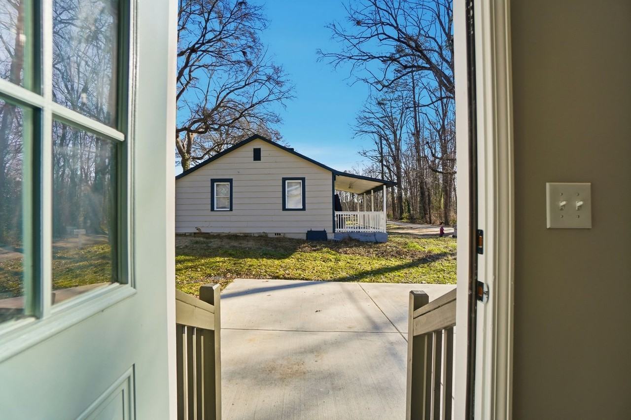 930 Bond Ave - Photo 4 of 25