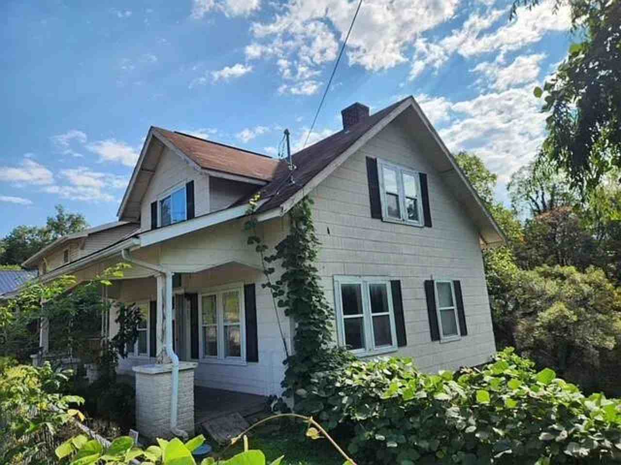 209 Laurel St - Photo 2 of 11