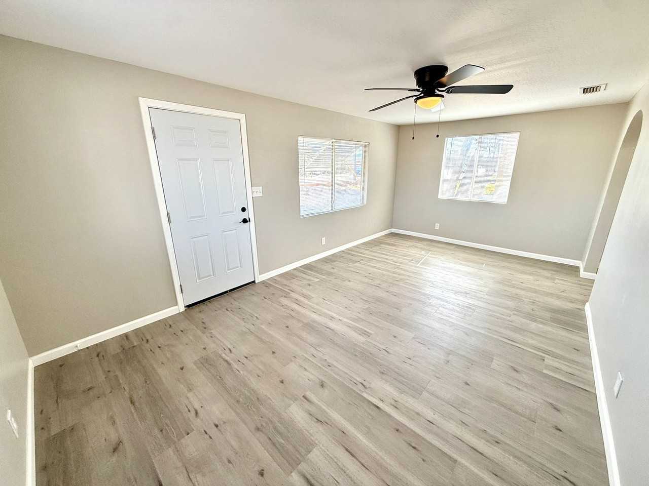 909 N Stockton Hill Rd - Photo 5 of 32