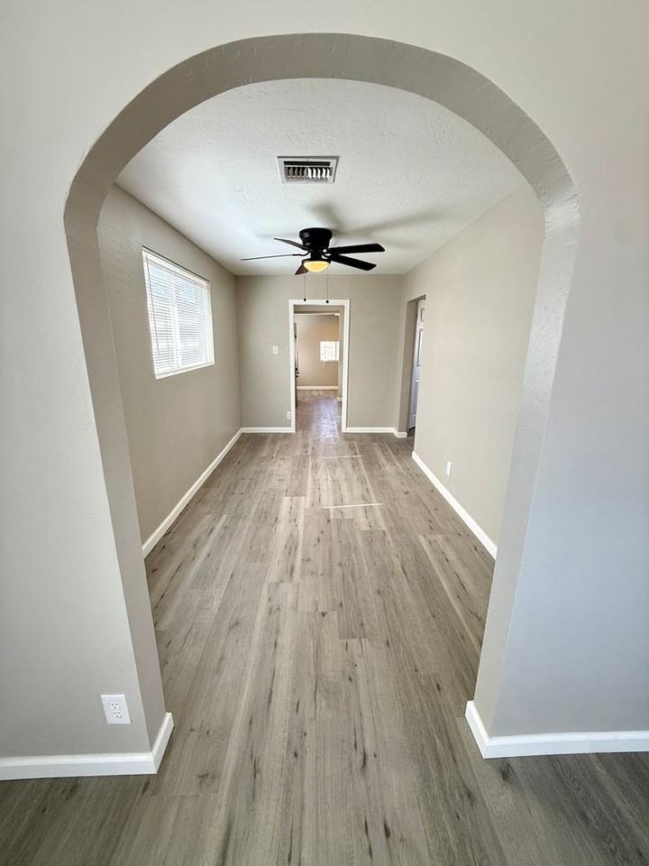 909 N Stockton Hill Rd - Photo 7 of 32