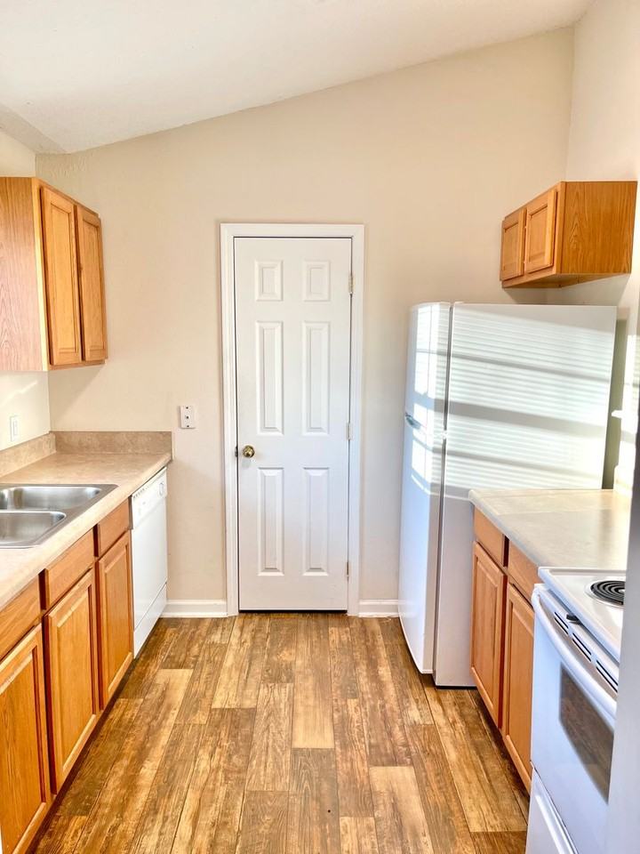 409 Lawnwood Ct - Photo 3 of 15