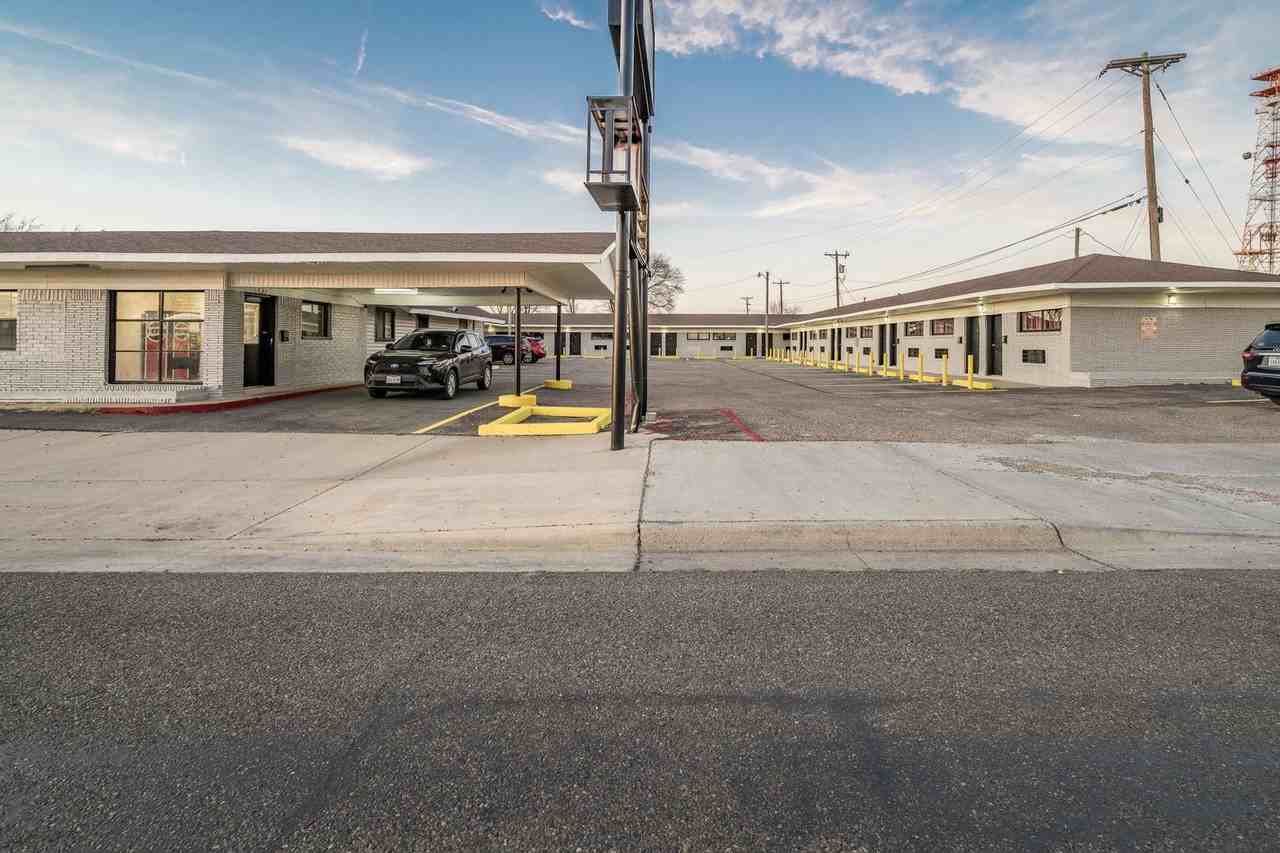 620 W Amarillo Blvd - Photo 3 of 35