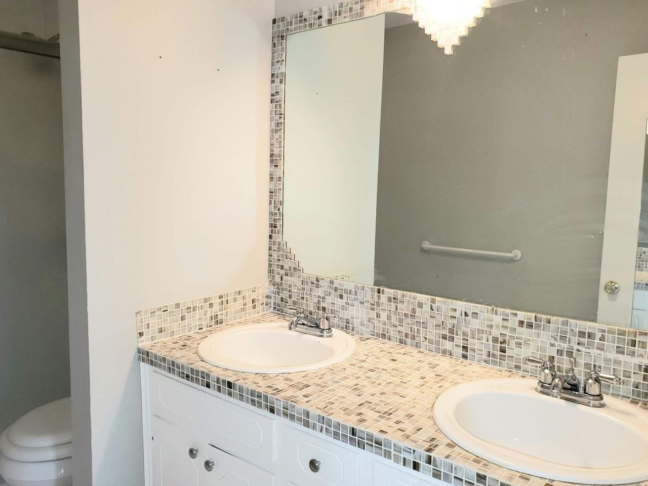 2140 Rexford Rd - Photo 5 of 10