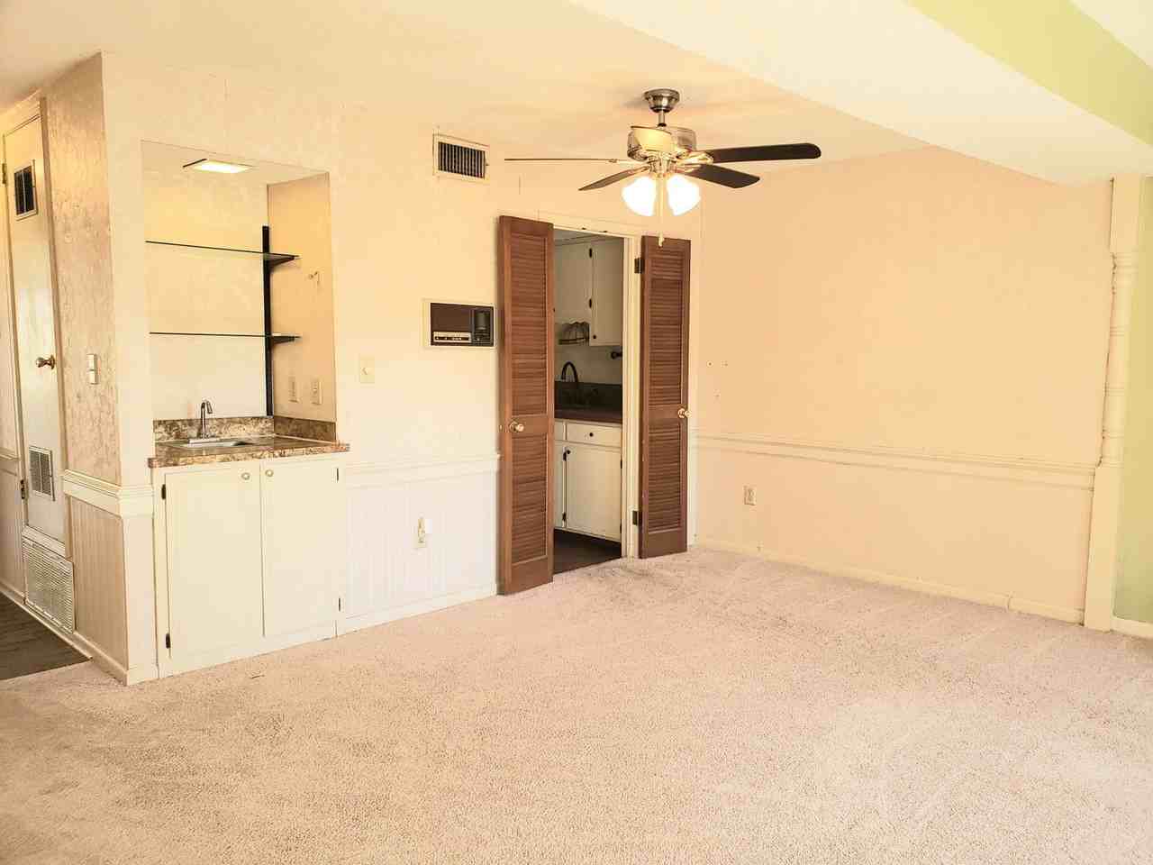 2140 Rexford Rd - Photo 7 of 10